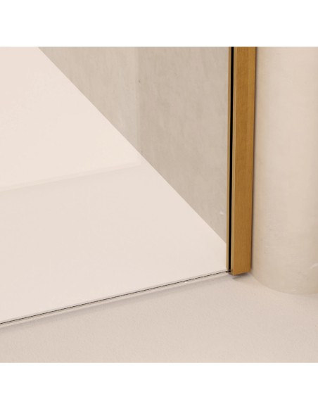 Mampara de ducha fija Fix transparente de SBX Oro Cepillado · Detalle de encuentro del cristal con la pared y el suelo