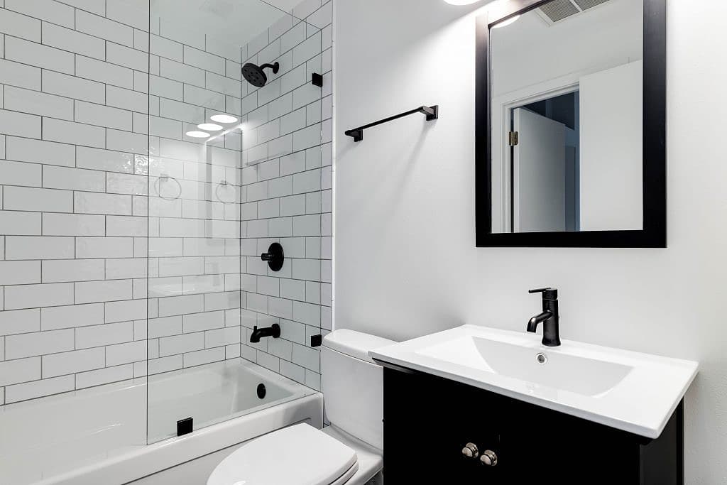 La grifería negra de baño tiene a los clientes enamorados
