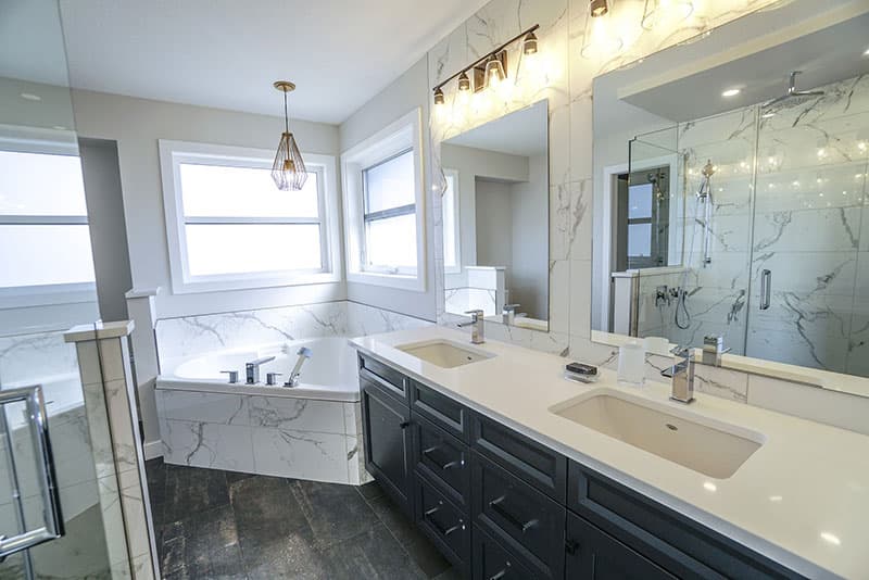 Cómo decorar baños grandes con estilo